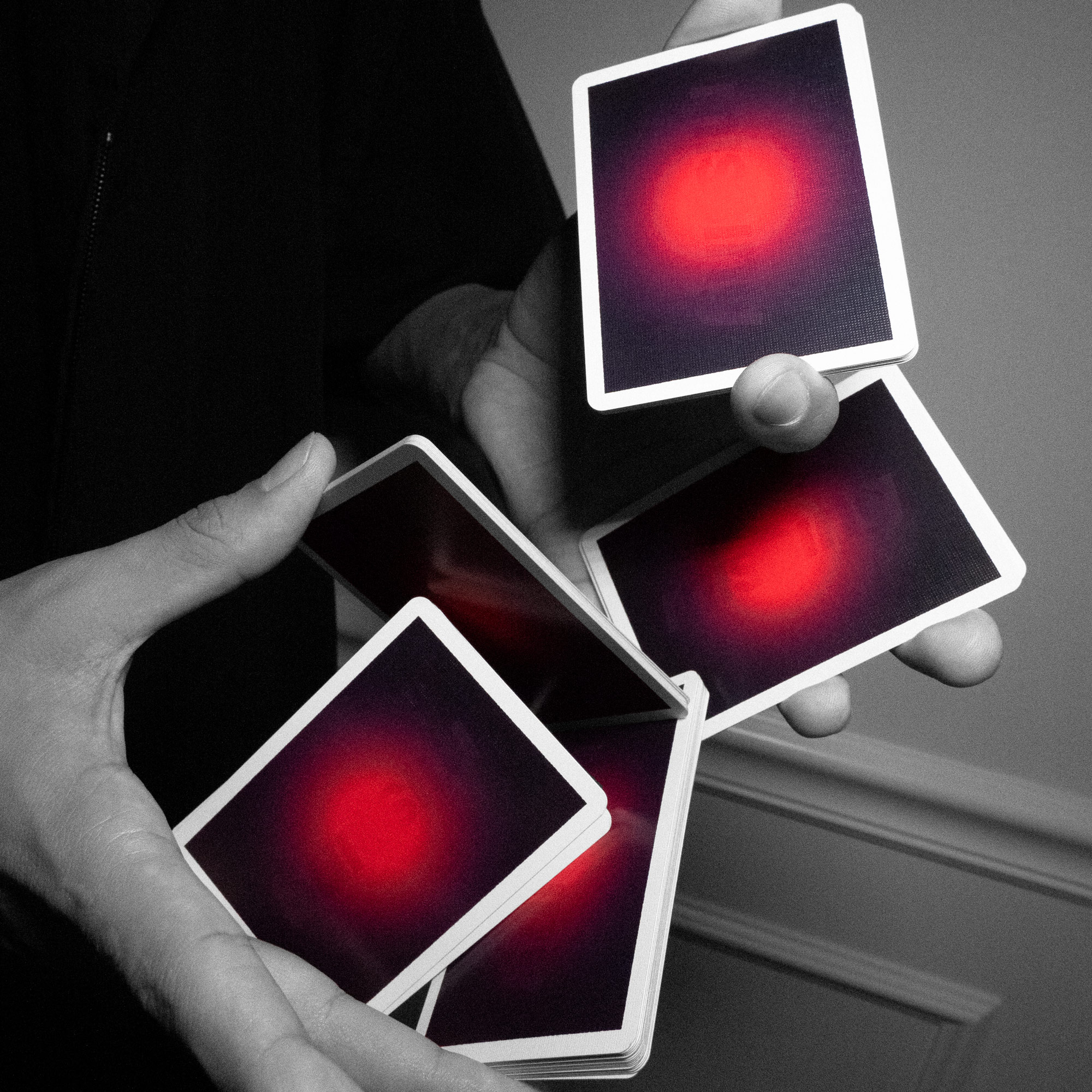 SIGNATURE PLAYING CARDS - LEO · 图片来源：MISSING