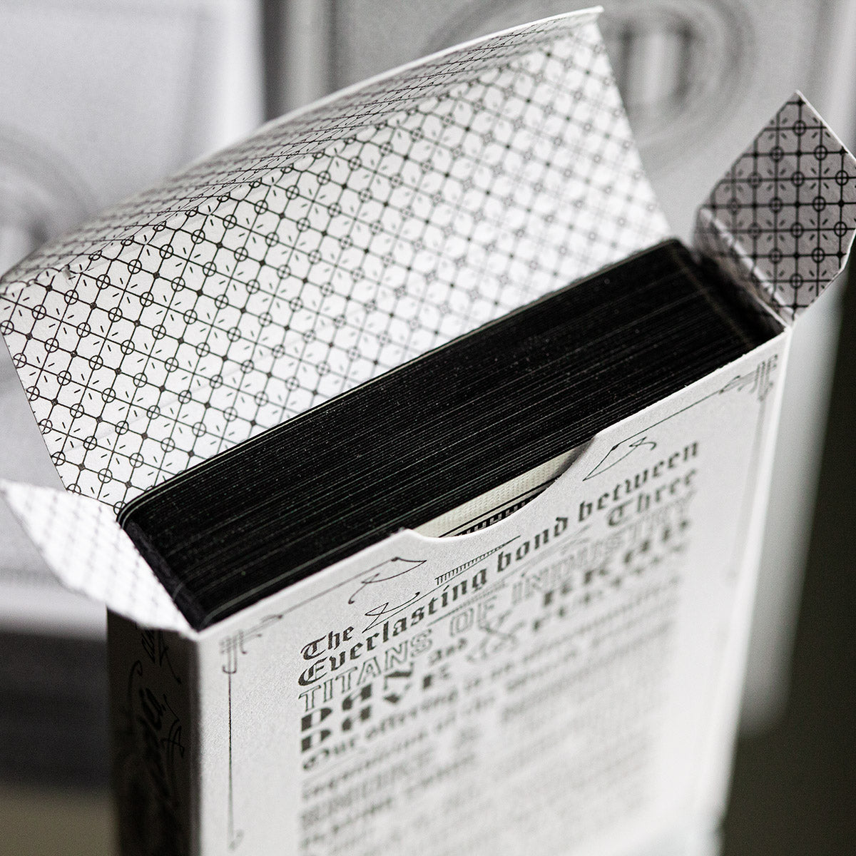 Smoke & Mirrors Anniversary Edition: Gilded · Smoke (White Deck) / Black · Smoke & Mirrors Anniversary Edition: Gilded · Smoke (White Deck) / Black · 官方图片