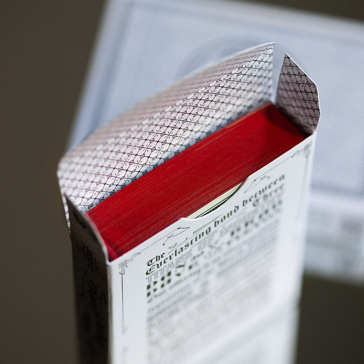 Smoke & Mirrors Anniversary Edition: Gilded · Smoke (White Deck) / Red · Smoke & Mirrors Anniversary Edition: Gilded · Smoke (White Deck) / Red · 官方图片