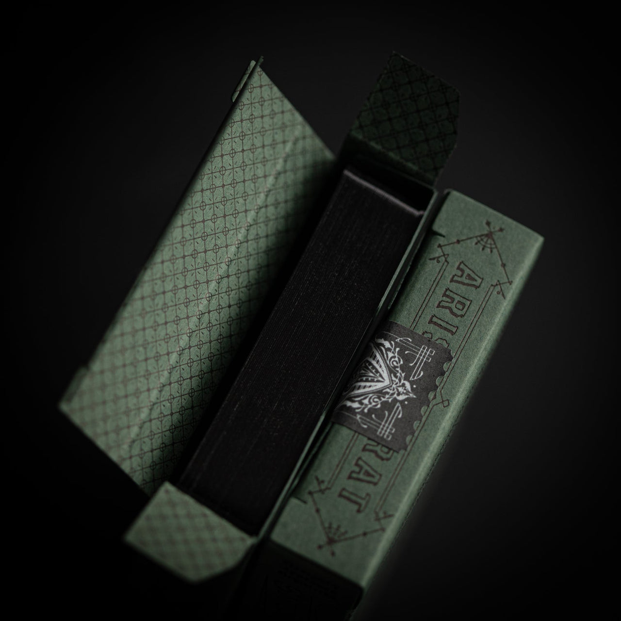 Smoke & Mirrors Anniversary Edition: Gilded · Eco (Green Deck) / Black · Smoke & Mirrors Anniversary Edition: Gilded · Eco (Green Deck) / Black · 零售商来源图片