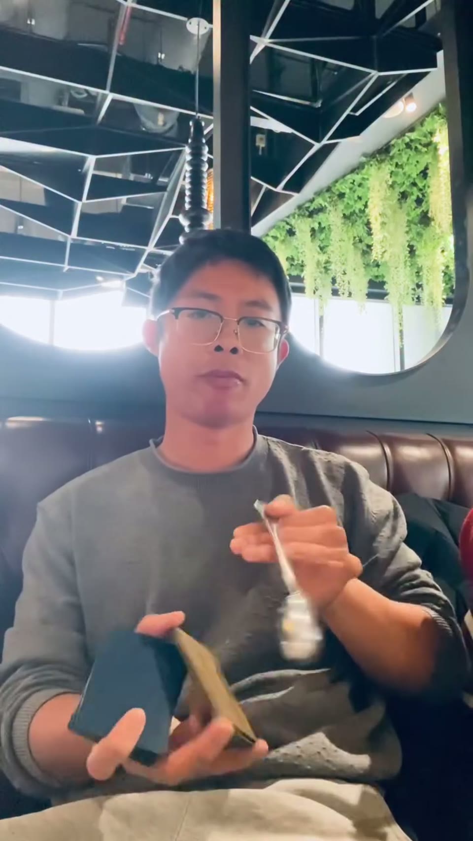 Always try combining cardistry with everyday objects 😂 · 视频画面