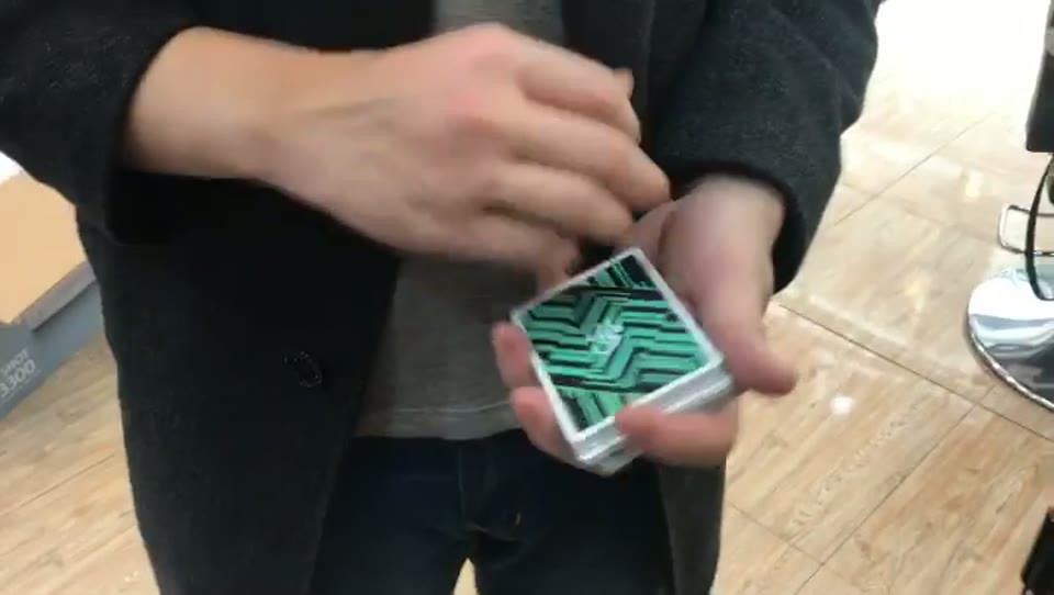 Which tutorial do you prefer onehanded cut or two hands cut ?#dicardistr · 视频画面