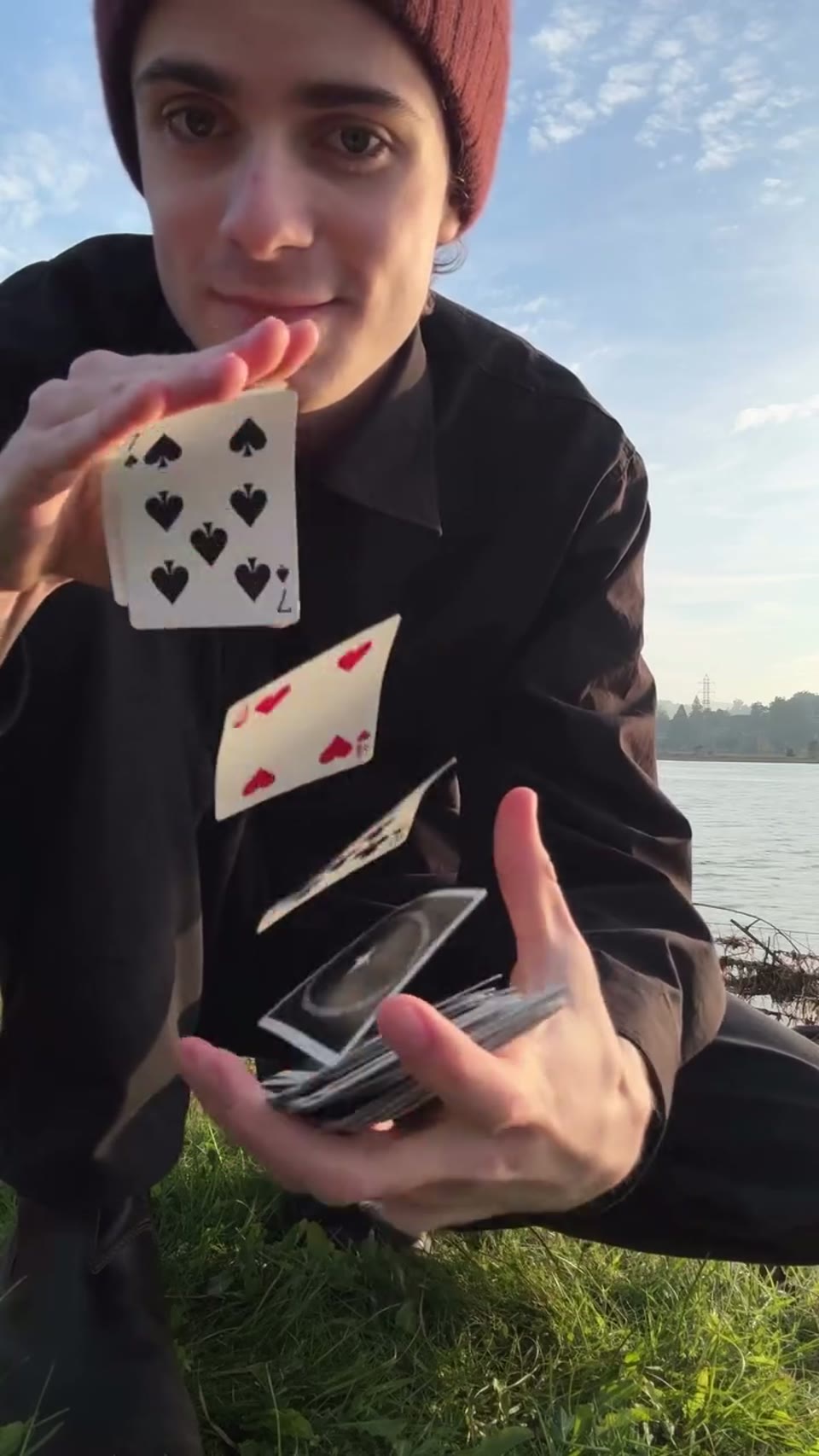 Deck of cards becomes flower · 视频画面