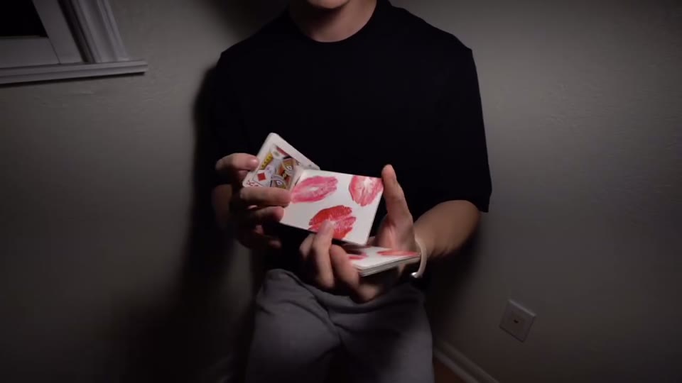 Final moves & small oh idea #cardistry @anyone @cardistryworldcup · 3 · 视频画面