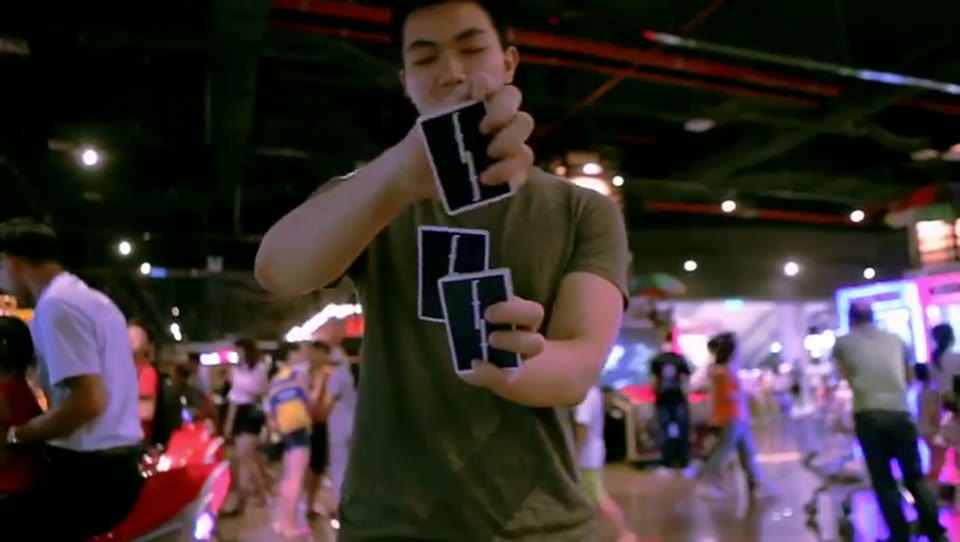 carDIstry made by duy and gaolock link full in bio #dicardistry #cardist · 视频画面
