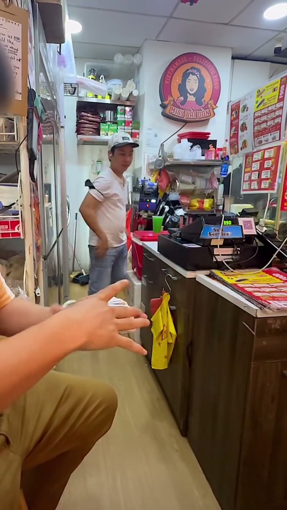#cardistry in #public is always fun <3 · 视频画面
