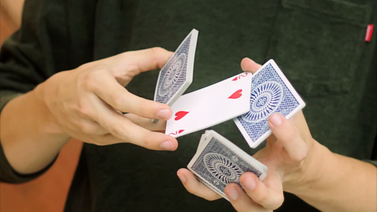Phaced │ Cardistry Tutorial by Tobias Levin · 视频画面