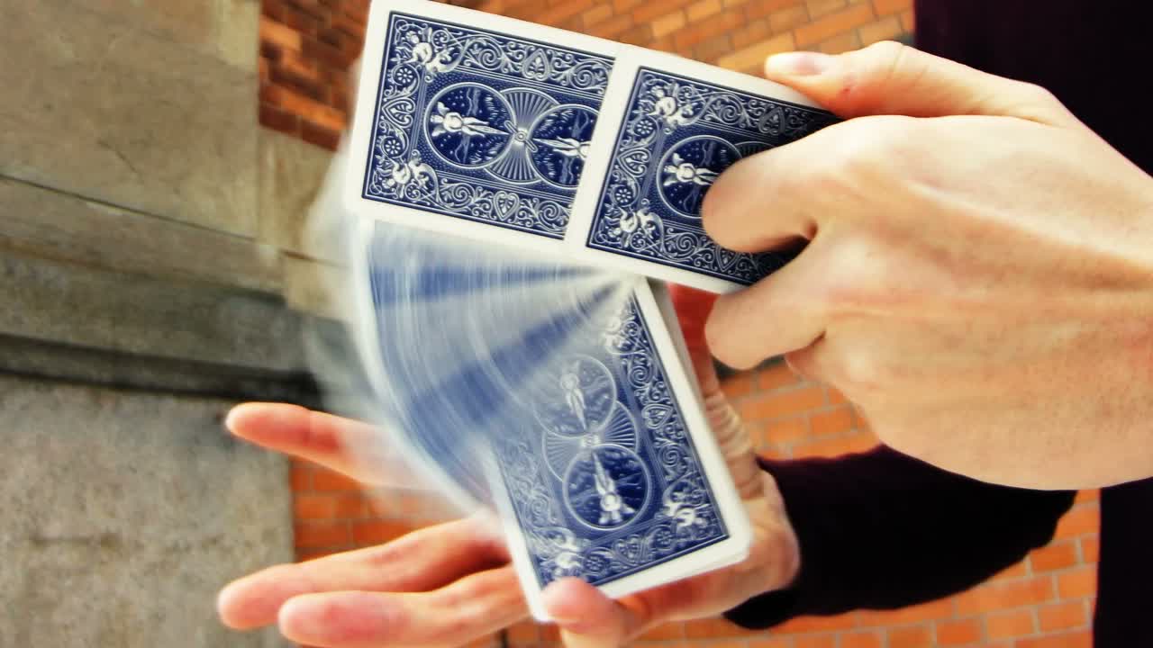 Friffle │ Cardistry Tutorial by Oliver Sogard · 视频画面