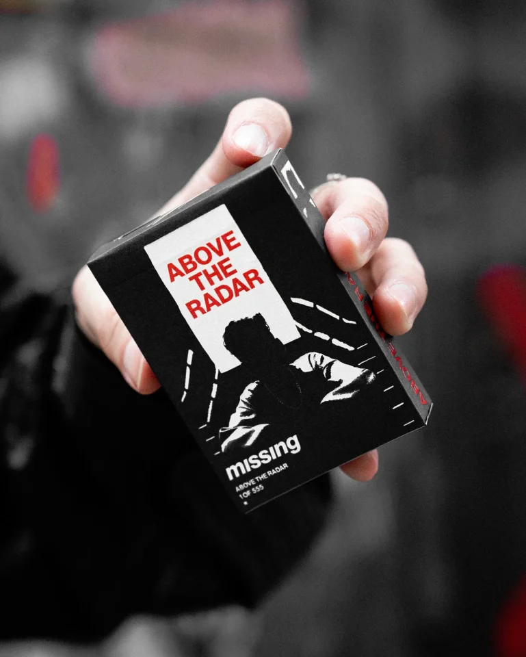 ABOVE THE RADAR PLAYING CARDS · ABOVE THE RADAR PLAYING CARDS · 牌盒正面
