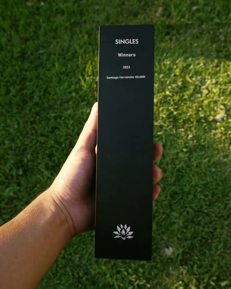Todavía se siente irreal tener en mis manos este trofeo con mi nombre gr · 5