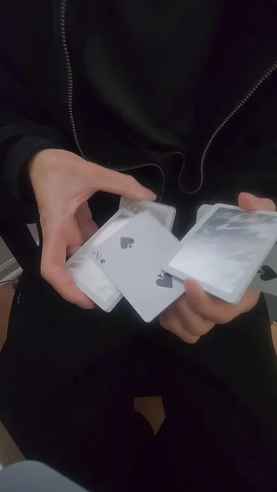 A pretty comfy cut #lotusinhand @lotusinhand #cardistry